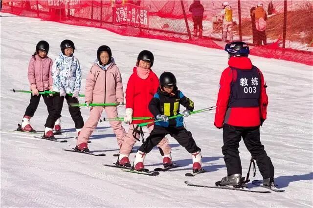 家門口的滑雪課 新城區體教融合展新篇